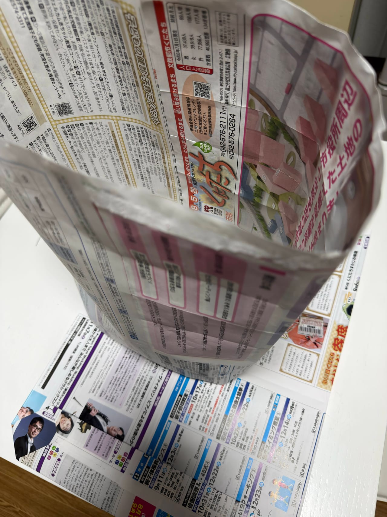市報くにたちで作った雑がみ袋。見開き2枚ぶんでも十分な大きさになる